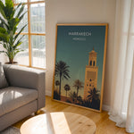 Ladda upp bild till gallerivisning, Marrakech Vintage Travel Plakat | Vintage Travel Poster | Denne plakat viser en stiliseret illustration af Marrakech med en høj minaret og palmetræer mod en gradienthimmel.
