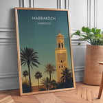 Ladda upp bild till gallerivisning, Marrakech Vintage Travel Plakat | Vintage Travel Poster | Denne plakat viser en stiliseret illustration af Marrakech med en høj minaret og palmetræer mod en gradienthimmel.
