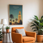 Ladda upp bild till gallerivisning, Marrakech Vintage Travel Plakat | Vintage Travel Poster | Denne plakat viser en stiliseret illustration af Marrakech med en høj minaret og palmetræer mod en gradienthimmel.

