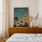 Ladda upp bild till gallerivisning, Marrakech Vintage Travel Plakat | Vintage Travel Poster | Denne plakat viser en stiliseret illustration af Marrakech med en høj minaret og palmetræer mod en gradienthimmel.
