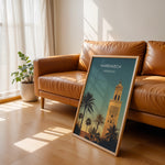 Ladda upp bild till gallerivisning, Marrakech Vintage Travel Plakat | Vintage Travel Poster | Denne plakat viser en stiliseret illustration af Marrakech med en høj minaret og palmetræer mod en gradienthimmel.
