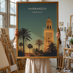 Ladda upp bild till gallerivisning, Marrakech Vintage Travel Plakat | Vintage Travel Poster | Denne plakat viser en stiliseret illustration af Marrakech med en høj minaret og palmetræer mod en gradienthimmel.
