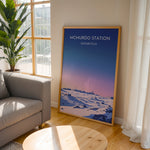 Ladda upp bild till gallerivisning, McMurdo Station Vintage Travel Plakat | Vintage Travel Poster | Denne plakat viser en stiliseret illustration af McMurdo Station i Antarktis med en gradienthimmel og snebeklædte bygninger. Perfekt til rejse- og historieentusiaster.
