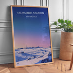Ladda upp bild till gallerivisning, McMurdo Station Vintage Travel Plakat | Vintage Travel Poster | Denne plakat viser en stiliseret illustration af McMurdo Station i Antarktis med en gradienthimmel og snebeklædte bygninger. Perfekt til rejse- og historieentusiaster.
