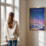 Ladda upp bild till gallerivisning, McMurdo Station Vintage Travel Plakat | Vintage Travel Poster | Denne plakat viser en stiliseret illustration af McMurdo Station i Antarktis med en gradienthimmel og snebeklædte bygninger. Perfekt til rejse- og historieentusiaster.
