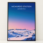 Ladda upp bild till gallerivisning, McMurdo Station Vintage Travel Plakat | Vintage Travel Poster | Denne plakat viser en stiliseret illustration af McMurdo Station i Antarktis med en gradienthimmel og snebeklædte bygninger. Perfekt til rejse- og historieentusiaster.
