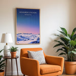 Ladda upp bild till gallerivisning, McMurdo Station Vintage Travel Plakat | Vintage Travel Poster | Denne plakat viser en stiliseret illustration af McMurdo Station i Antarktis med en gradienthimmel og snebeklædte bygninger. Perfekt til rejse- og historieentusiaster.
