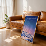 Ladda upp bild till gallerivisning, McMurdo Station Vintage Travel Plakat | Vintage Travel Poster | Denne plakat viser en stiliseret illustration af McMurdo Station i Antarktis med en gradienthimmel og snebeklædte bygninger. Perfekt til rejse- og historieentusiaster.
