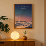 Ladda upp bild till gallerivisning, McMurdo Station Vintage Travel Plakat | Vintage Travel Poster | Denne plakat viser en stiliseret illustration af McMurdo Station i Antarktis med en gradienthimmel og snebeklædte bygninger. Perfekt til rejse- og historieentusiaster.
