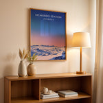 Ladda upp bild till gallerivisning, McMurdo Station Vintage Travel Plakat | Vintage Travel Poster | Denne plakat viser en stiliseret illustration af McMurdo Station i Antarktis med en gradienthimmel og snebeklædte bygninger. Perfekt til rejse- og historieentusiaster.
