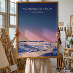 Ladda upp bild till gallerivisning, McMurdo Station Vintage Travel Plakat | Vintage Travel Poster | Denne plakat viser en stiliseret illustration af McMurdo Station i Antarktis med en gradienthimmel og snebeklædte bygninger. Perfekt til rejse- og historieentusiaster.
