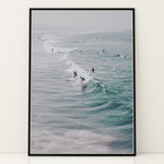 Ladda upp bild till gallerivisning, Plakat med hav og surfer | Sommer og Strand Plakater | Denne plakat viser flere surfere, der rider på bølger i det klare, blå-grønne hav. Perfekt til surfere og strandelskere.
