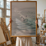 Ladda upp bild till gallerivisning, Plakat med hav og surfer | Sommer og Strand Plakater | Denne plakat viser flere surfere, der rider på bølger i det klare, blå-grønne hav. Perfekt til surfere og strandelskere.
