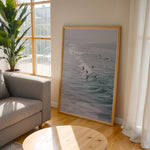Ladda upp bild till gallerivisning, Plakat med hav og surfer | Sommer og Strand Plakater | Denne plakat viser flere surfere, der rider på bølger i det klare, blå-grønne hav. Perfekt til surfere og strandelskere.
