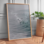 Ladda upp bild till gallerivisning, Plakat med hav og surfer | Sommer og Strand Plakater | Denne plakat viser flere surfere, der rider på bølger i det klare, blå-grønne hav. Perfekt til surfere og strandelskere.
