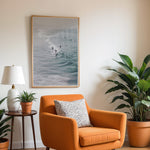 Ladda upp bild till gallerivisning, Plakat med hav og surfer | Sommer og Strand Plakater | Denne plakat viser flere surfere, der rider på bølger i det klare, blå-grønne hav. Perfekt til surfere og strandelskere.
