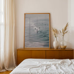 Ladda upp bild till gallerivisning, Plakat med hav og surfer | Sommer og Strand Plakater | Denne plakat viser flere surfere, der rider på bølger i det klare, blå-grønne hav. Perfekt til surfere og strandelskere.

