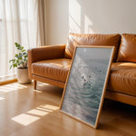Ladda upp bild till gallerivisning, Plakat med hav og surfer | Sommer og Strand Plakater | Denne plakat viser flere surfere, der rider på bølger i det klare, blå-grønne hav. Perfekt til surfere og strandelskere.
