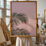 Ladda upp bild till gallerivisning, Plakat med palmeblade | Sommer og Strand Plakater | Denne plakat viser grønne palmeblade mod en pastel farvet himmel. Perfekt til dem, der elsker tropisk atmosfære.
