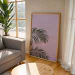Ladda upp bild till gallerivisning, Plakat med palmeblade | Sommer og Strand Plakater | Denne plakat viser grønne palmeblade mod en pastel farvet himmel. Perfekt til dem, der elsker tropisk atmosfære.
