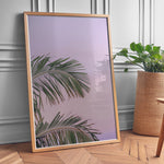 Ladda upp bild till gallerivisning, Plakat med palmeblade | Sommer og Strand Plakater | Denne plakat viser grønne palmeblade mod en pastel farvet himmel. Perfekt til dem, der elsker tropisk atmosfære.
