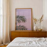 Ladda upp bild till gallerivisning, Plakat med palmeblade | Sommer og Strand Plakater | Denne plakat viser grønne palmeblade mod en pastel farvet himmel. Perfekt til dem, der elsker tropisk atmosfære.
