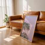 Ladda upp bild till gallerivisning, Plakat med palmeblade | Sommer og Strand Plakater | Denne plakat viser grønne palmeblade mod en pastel farvet himmel. Perfekt til dem, der elsker tropisk atmosfære.
