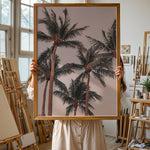 Ladda upp bild till gallerivisning, Plakat med palmer og himmel | Sommer og Strand Plakater | Denne plakat viser flere høje palmer med grønne fronds mod en pastel farvet himmel. Perfekt til dem, der elsker tropiske omgivelser.
