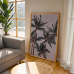 Ladda upp bild till gallerivisning, Plakat med palmer og himmel | Sommer og Strand Plakater | Denne plakat viser flere høje palmer med grønne fronds mod en pastel farvet himmel. Perfekt til dem, der elsker tropiske omgivelser.
