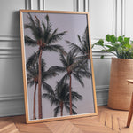 Ladda upp bild till gallerivisning, Plakat med palmer og himmel | Sommer og Strand Plakater | Denne plakat viser flere høje palmer med grønne fronds mod en pastel farvet himmel. Perfekt til dem, der elsker tropiske omgivelser.
