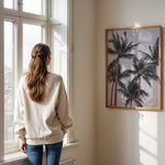 Ladda upp bild till gallerivisning, Plakat med palmer og himmel | Sommer og Strand Plakater | Denne plakat viser flere høje palmer med grønne fronds mod en pastel farvet himmel. Perfekt til dem, der elsker tropiske omgivelser.
