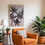Ladda upp bild till gallerivisning, Plakat med palmer og himmel | Sommer og Strand Plakater | Denne plakat viser flere høje palmer med grønne fronds mod en pastel farvet himmel. Perfekt til dem, der elsker tropiske omgivelser.
