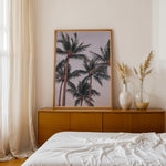 Ladda upp bild till gallerivisning, Plakat med palmer og himmel | Sommer og Strand Plakater | Denne plakat viser flere høje palmer med grønne fronds mod en pastel farvet himmel. Perfekt til dem, der elsker tropiske omgivelser.
