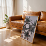 Ladda upp bild till gallerivisning, Plakat med palmer og himmel | Sommer og Strand Plakater | Denne plakat viser flere høje palmer med grønne fronds mod en pastel farvet himmel. Perfekt til dem, der elsker tropiske omgivelser.
