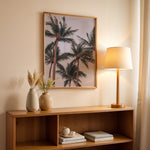 Ladda upp bild till gallerivisning, Plakat med palmer og himmel | Sommer og Strand Plakater | Denne plakat viser flere høje palmer med grønne fronds mod en pastel farvet himmel. Perfekt til dem, der elsker tropiske omgivelser.
