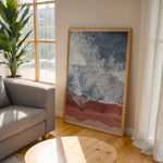 Ladda upp bild till gallerivisning, Plakat med bølger og strand | Sommer og Strand Plakater | Denne plakat viser et luftfoto af bølger, der bryder mod en rødlig sandstrand. Perfekt til dem, der elsker kystlandskaber.
