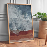 Ladda upp bild till gallerivisning, Plakat med bølger og strand | Sommer og Strand Plakater | Denne plakat viser et luftfoto af bølger, der bryder mod en rødlig sandstrand. Perfekt til dem, der elsker kystlandskaber.
