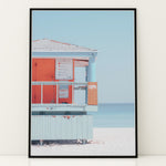 Ladda upp bild till gallerivisning, Plakat med livredders tårn | Sommer og Strand Plakater | Denne plakat viser et pastelfarvet livredders tårn med et skilt og strandadvarsler. Perfekt til strandelskere.
