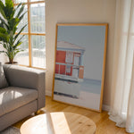 Ladda upp bild till gallerivisning, Plakat med livredders tårn | Sommer og Strand Plakater | Denne plakat viser et pastelfarvet livredders tårn med et skilt og strandadvarsler. Perfekt til strandelskere.
