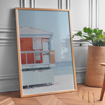 Ladda upp bild till gallerivisning, Plakat med livredders tårn | Sommer og Strand Plakater | Denne plakat viser et pastelfarvet livredders tårn med et skilt og strandadvarsler. Perfekt til strandelskere.
