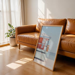 Ladda upp bild till gallerivisning, Plakat med livredders tårn | Sommer og Strand Plakater | Denne plakat viser et pastelfarvet livredders tårn med et skilt og strandadvarsler. Perfekt til strandelskere.
