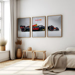 Ladda upp bild till gallerivisning, Red Bull Formel 1 Plakater | Sæt af 3 | Moderne Racerbil Design | Dynamisk Motorsport Kunst | Plakaty.dk
