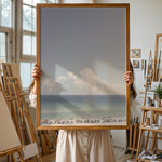 Ladda upp bild till gallerivisning, Plakat med strandparadis | Sommer og Strand Plakater | Denne plakat viser en smuk strandscene med et klart blåt hav, farverige parasoller og mennesker, der nyder solen og vandet. Perfekt til dem, der elsker strandliv og afslapning.
