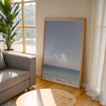 Ladda upp bild till gallerivisning, Plakat med strandparadis | Sommer og Strand Plakater | Denne plakat viser en smuk strandscene med et klart blåt hav, farverige parasoller og mennesker, der nyder solen og vandet. Perfekt til dem, der elsker strandliv og afslapning.
