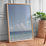 Ladda upp bild till gallerivisning, Plakat med strandparadis | Sommer og Strand Plakater | Denne plakat viser en smuk strandscene med et klart blåt hav, farverige parasoller og mennesker, der nyder solen og vandet. Perfekt til dem, der elsker strandliv og afslapning.
