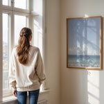 Ladda upp bild till gallerivisning, Plakat med strandparadis | Sommer og Strand Plakater | Denne plakat viser en smuk strandscene med et klart blåt hav, farverige parasoller og mennesker, der nyder solen og vandet. Perfekt til dem, der elsker strandliv og afslapning.

