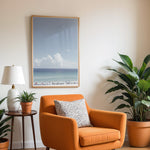 Ladda upp bild till gallerivisning, Plakat med strandparadis | Sommer og Strand Plakater | Denne plakat viser en smuk strandscene med et klart blåt hav, farverige parasoller og mennesker, der nyder solen og vandet. Perfekt til dem, der elsker strandliv og afslapning.

