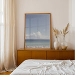 Ladda upp bild till gallerivisning, Plakat med strandparadis | Sommer og Strand Plakater | Denne plakat viser en smuk strandscene med et klart blåt hav, farverige parasoller og mennesker, der nyder solen og vandet. Perfekt til dem, der elsker strandliv og afslapning.
