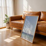 Ladda upp bild till gallerivisning, Plakat med strandparadis | Sommer og Strand Plakater | Denne plakat viser en smuk strandscene med et klart blåt hav, farverige parasoller og mennesker, der nyder solen og vandet. Perfekt til dem, der elsker strandliv og afslapning.
