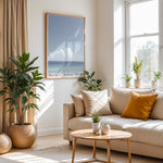 Ladda upp bild till gallerivisning, Plakat med strandparadis | Sommer og Strand Plakater | Denne plakat viser en smuk strandscene med et klart blåt hav, farverige parasoller og mennesker, der nyder solen og vandet. Perfekt til dem, der elsker strandliv og afslapning.
